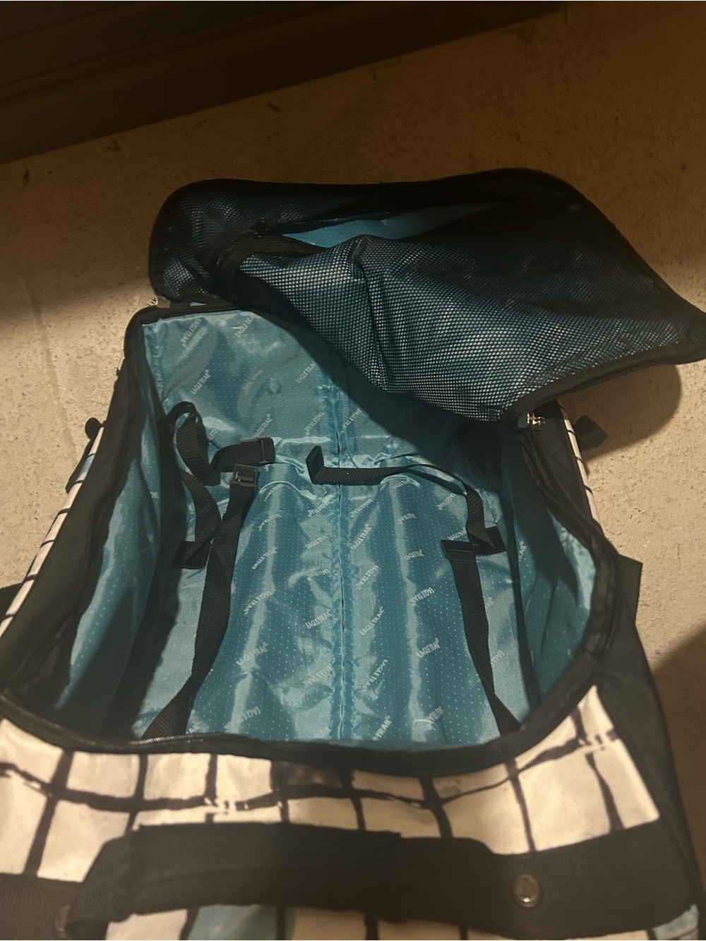 Eagle Creek White Grid Travel Duffle with Color Blocks ** BEST OFFER - Picture 3 of 6